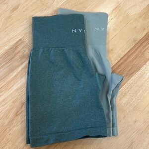 NVGTN Dual-Tone Athletic Shorts in Forest Green and Light Gray